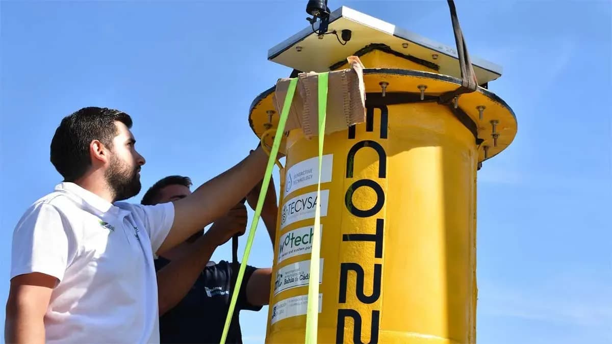 Instalada la primera boya inteligente en la Bahía de Cádiz para el control microbiológico del agua de baño