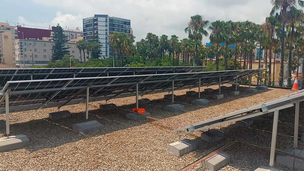 El Puerto de Castellón inicia la instalación de una planta solar para autoconsumo en su edificio institucional