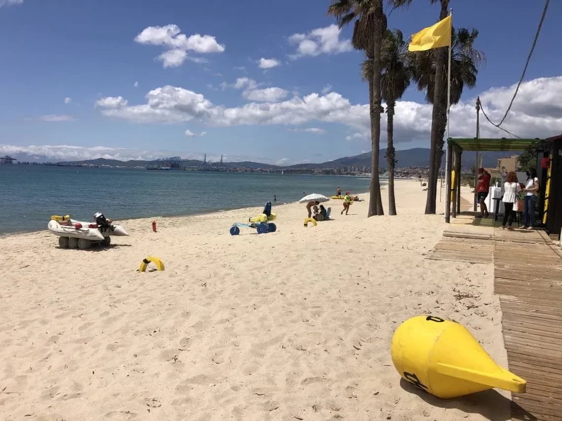 El servicio de salvamento en la playa de Palmones ha atendido más de 60 incidencias sanitarias en el inicio del verano