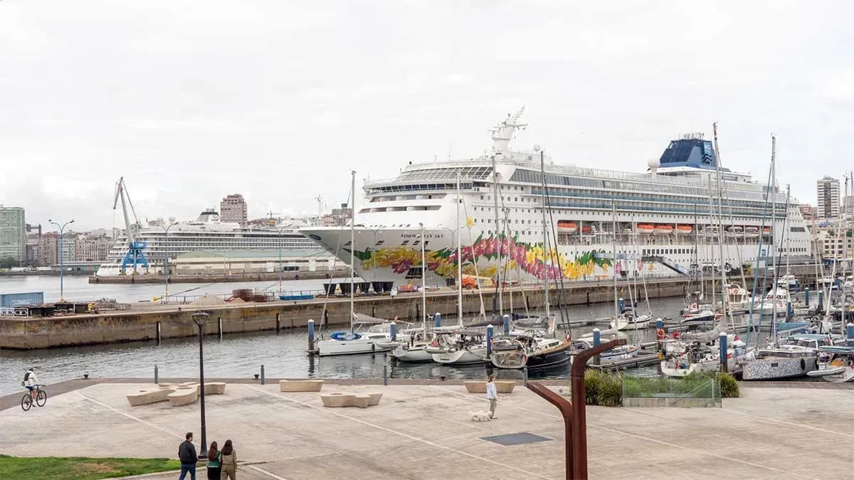 El Puerto de La Coruña recibe más de 5.000 visitantes en una jornada con triple escala de cruceros