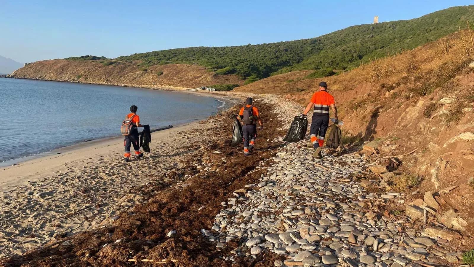 El Ayuntamiento de Algeciras ha retirado 200 kilos de residuos de Cala Arena en una intervención coordinada con el Parque Natural del Estrecho