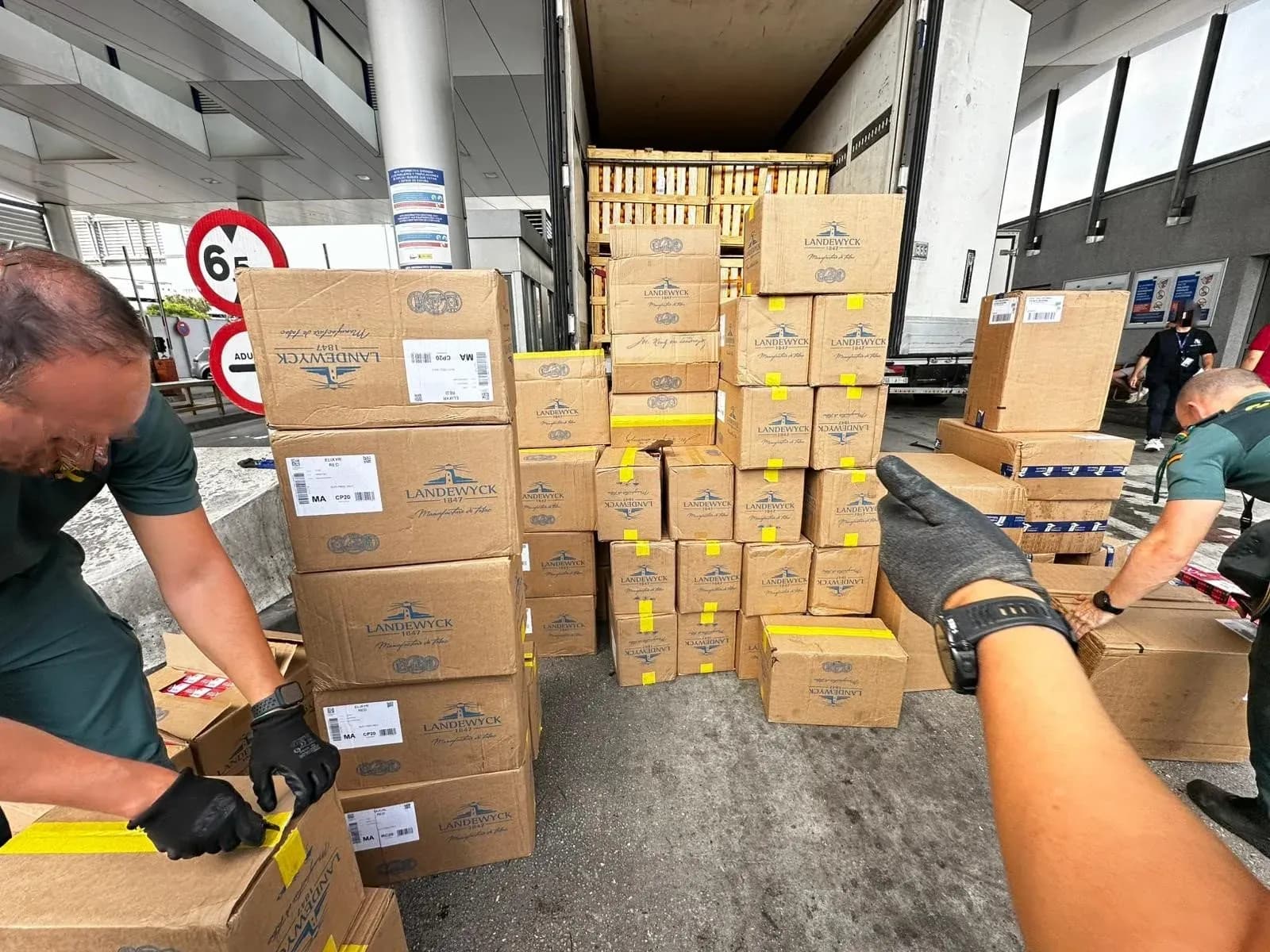 Intervenidas 28.000 cajetillas de tabaco de contrabando en el Puerto de Algeciras