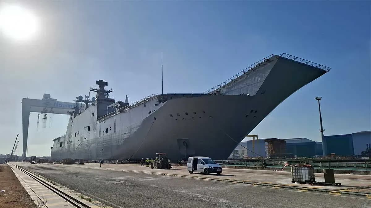 Navantia recibe en Puerto Real al BPE Juan Carlos I para iniciar su inmovilización programada de seis meses