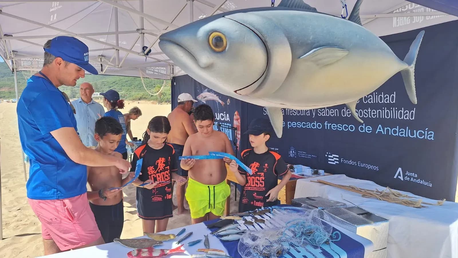 La campaña ‘Andalucía Mares que Saben’ hace escala en la playa de Getares para promover la pesca artesanal y la acuicultura
