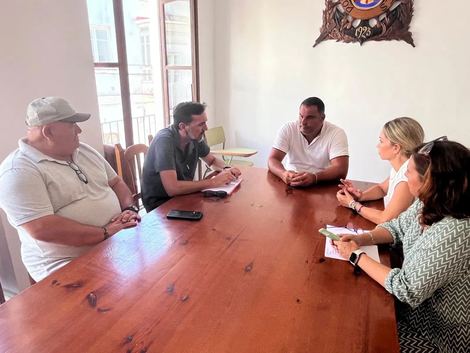 El sector pesquero artesanal de Tarifa traslada al PSOE sus demandas ante la próxima cita del ICCAT