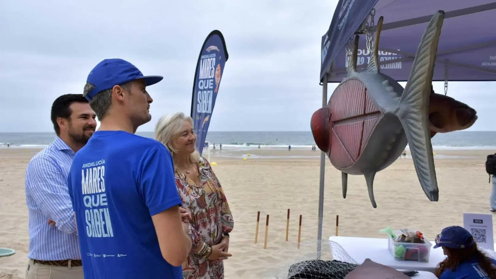 La Junta lleva a 17 playas de Cádiz la campaña ‘Andalucía, Mares que saben’ para promover el consumo de productos pesqueros y acuícolas