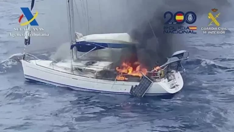 Intervienen un velero cargado de cocaína que terminó hundido tras ser incendiado por su tripulación frente a Canarias