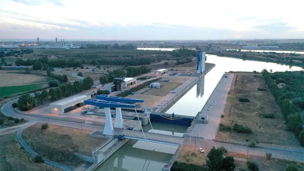 La Autoridad Portuaria de Sevilla avanza en las obras de sustitución de la rótula de un puente móvil de la esclusa