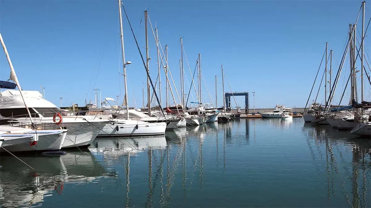 La Junta de Andalucía avanza en la modernización de los puertos deportivos de Caleta de Vélez, Roquetas de Mar, Rota y Carboneras