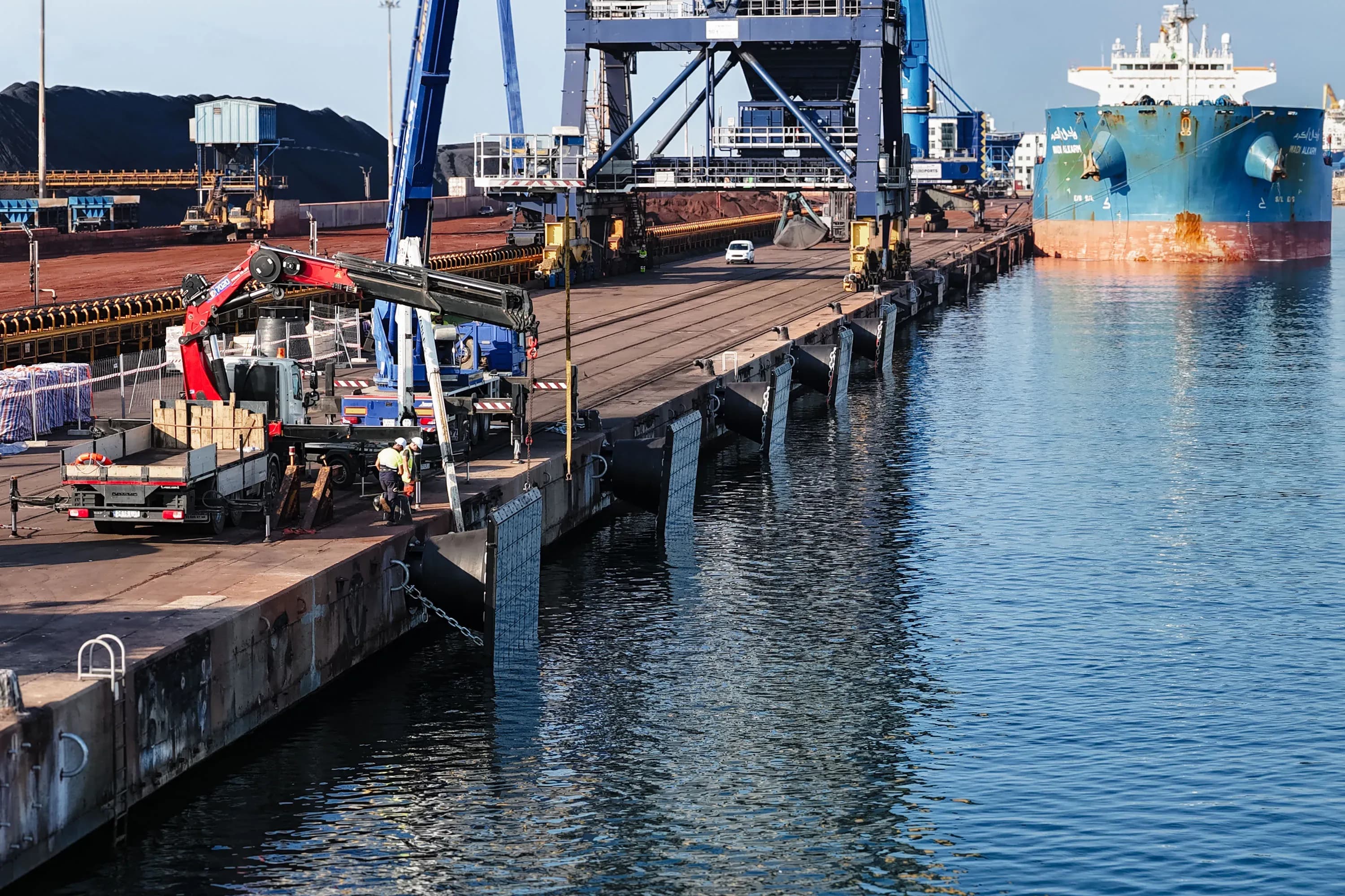 El Puerto de Tarragona adapta el Muelle de Cataluña para grandes buques con nuevas defensas marítimas