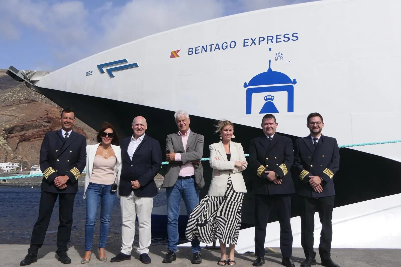 Fred. Olsen Express incorpora la bandera de la Virgen de los Reyes al Bentago Express