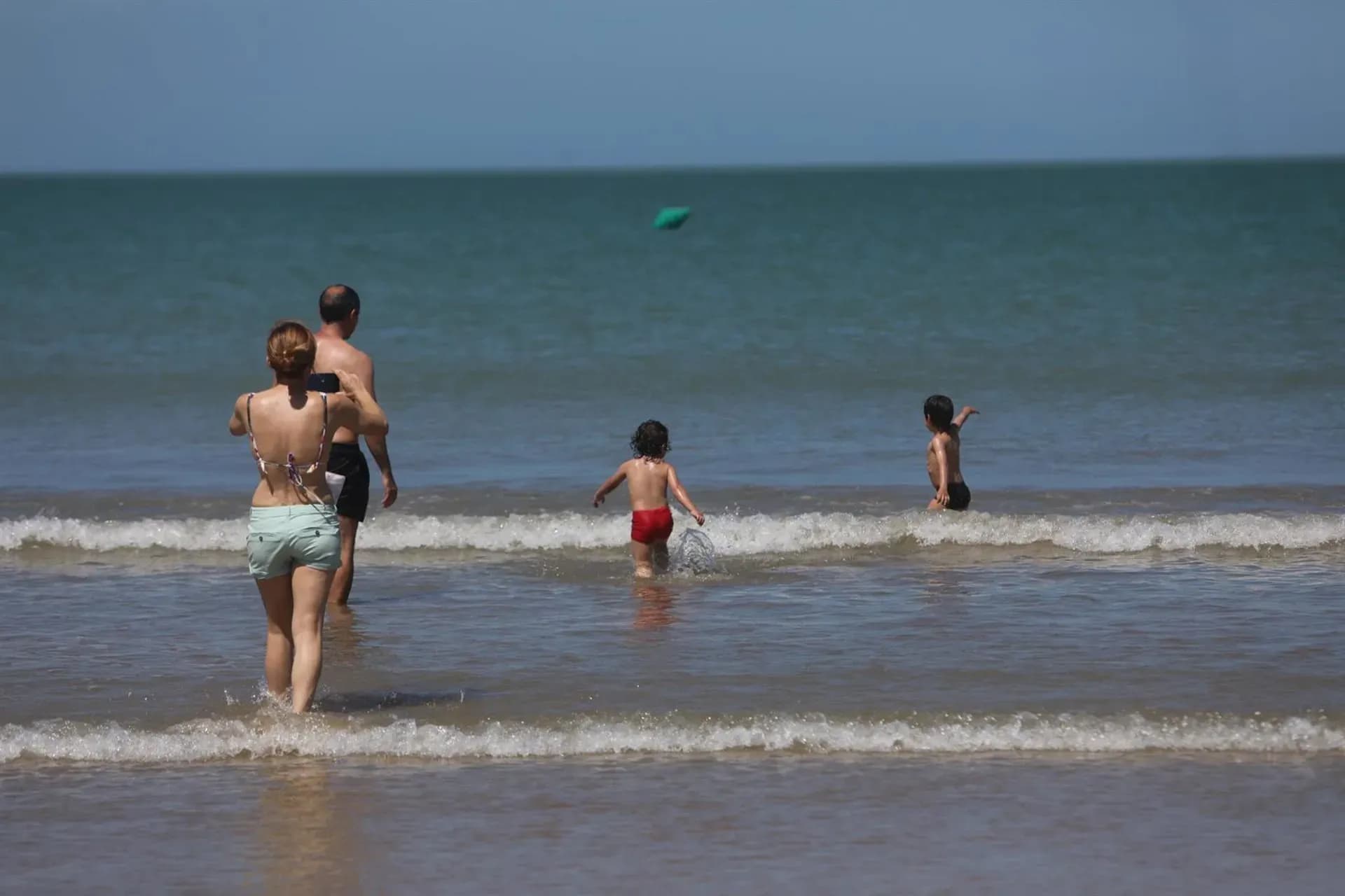 Fallece un hombre de 69 años tras ser rescatado del agua en la playa de Valdelagrana