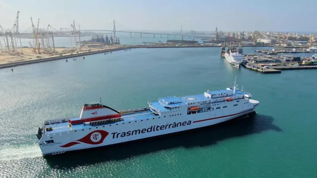 Armas Trasmediterránea continuará prestando servicio en la línea de interés público entre Cádiz y Canarias hasta junio de 2026