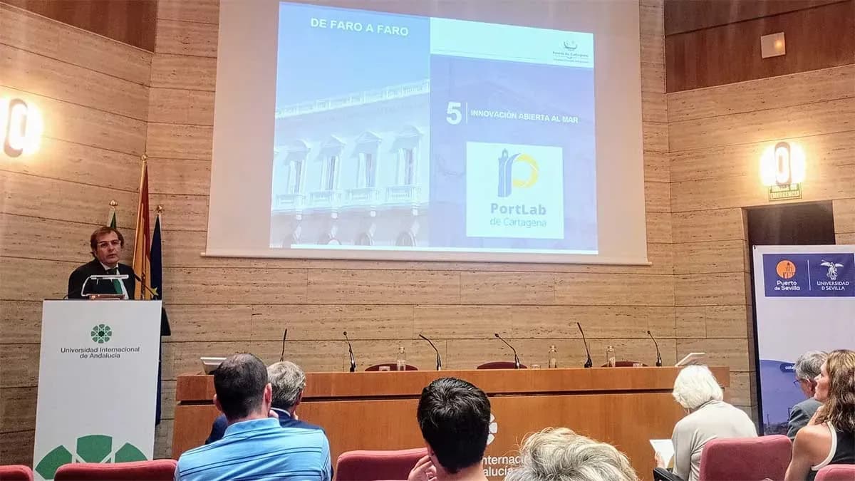 El Puerto de Cartagena expone en Málaga su modelo de integración urbana a futuros arquitectos