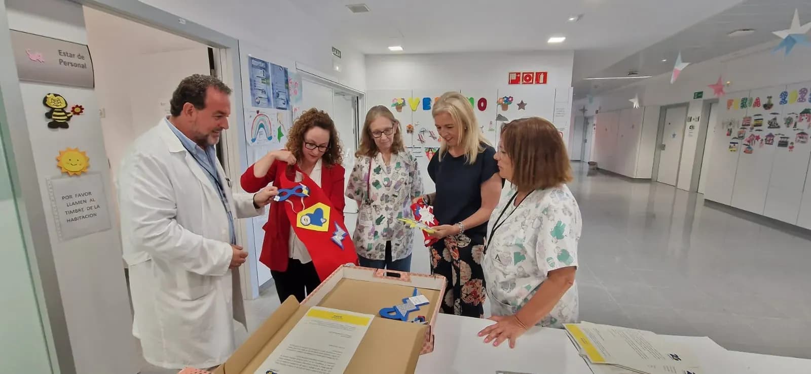 Niños ingresados en La Línea reciben kits de superhéroes gracias a una iniciativa solidaria
