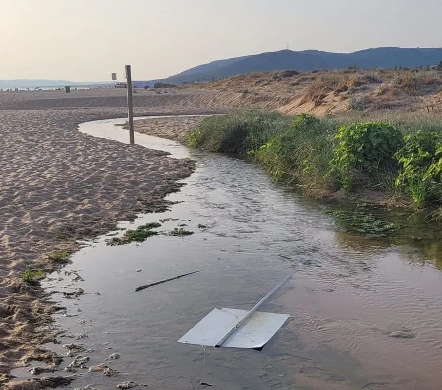 La Fiscalía presenta denuncia penal por los vertidos de aguas residuales en la playa de Atlanterra