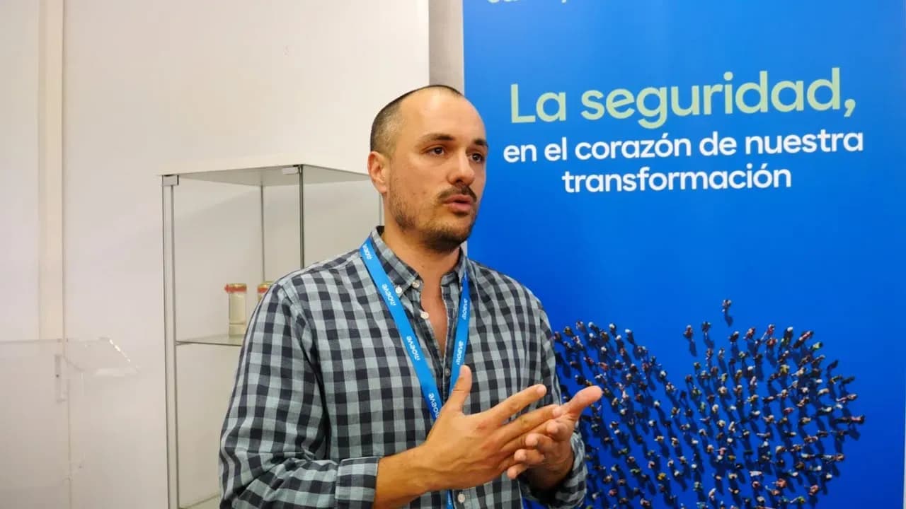 Moeve abre su parque energético al Campo de Gibraltar para explicar su modelo de producción y estrategia de descarbonización