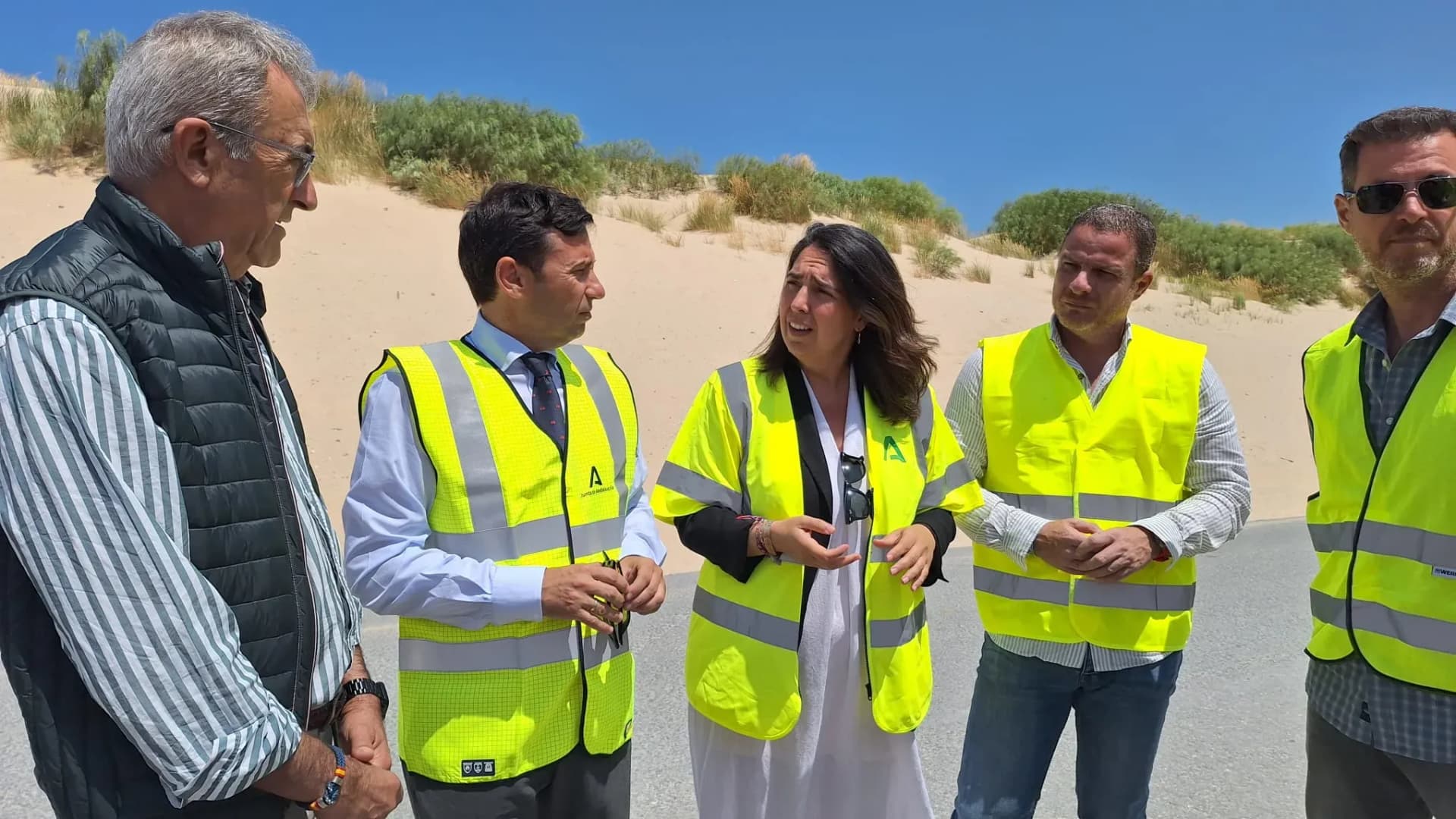 La Junta de Andalucía invierte 80.000 euros en la retirada de arena en la carretera de acceso a Punta Paloma