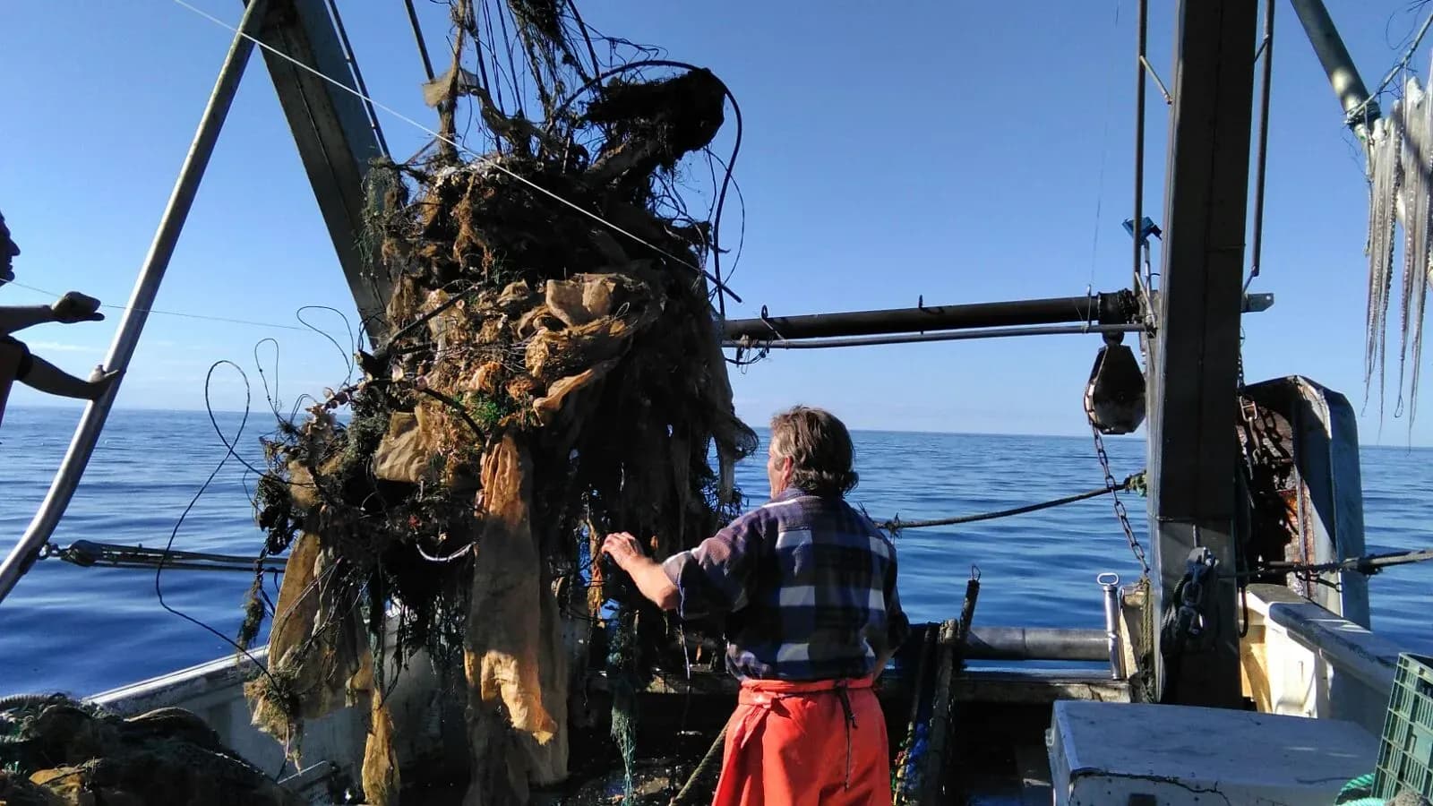 Un estudio de la Universidad de Cádiz vincula las lluvias intensas con el arrastre de plásticos agrícolas al medio marino