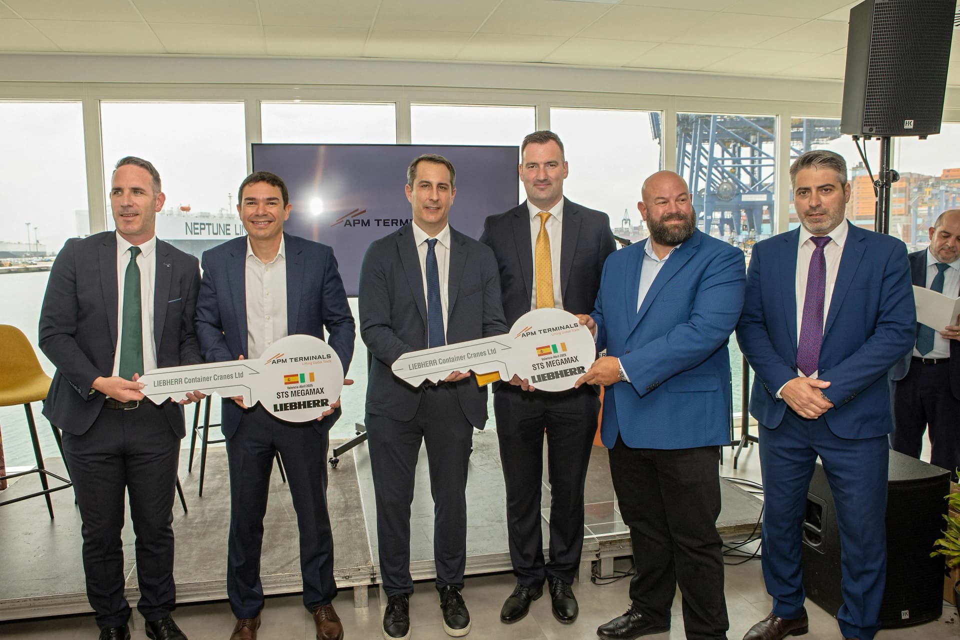 APM Terminals Valencia incorpora dos nuevas grúas STS y adapta el muelle de Levante para megabuques