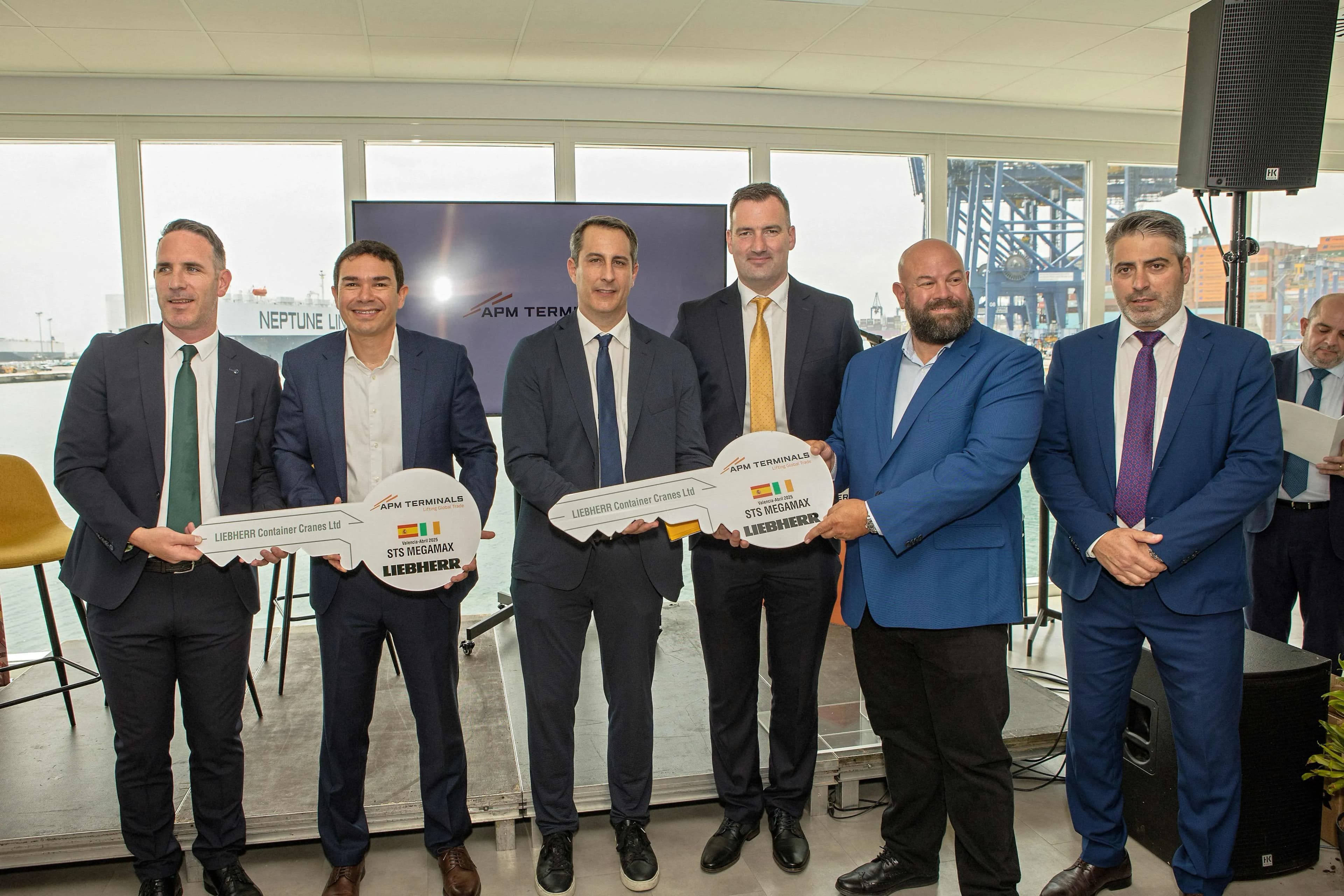 APM Terminals Valencia incorpora dos nuevas grúas STS y adapta el muelle de Levante para megabuques