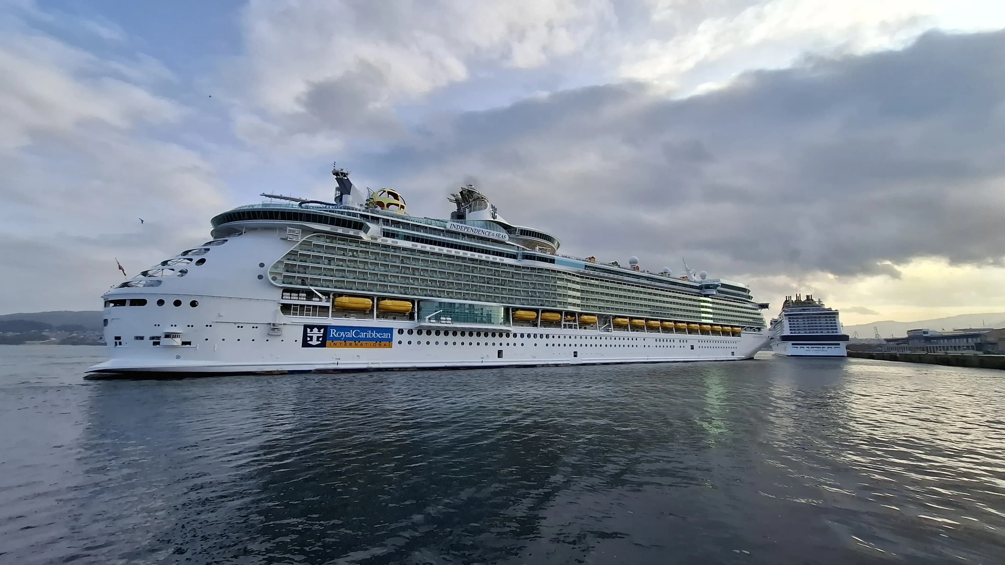 El Puerto de Vigo recibe una doble escala con cerca de 13.000 turistas a bordo del Independence of the Seas y el MSC Virtuosa
