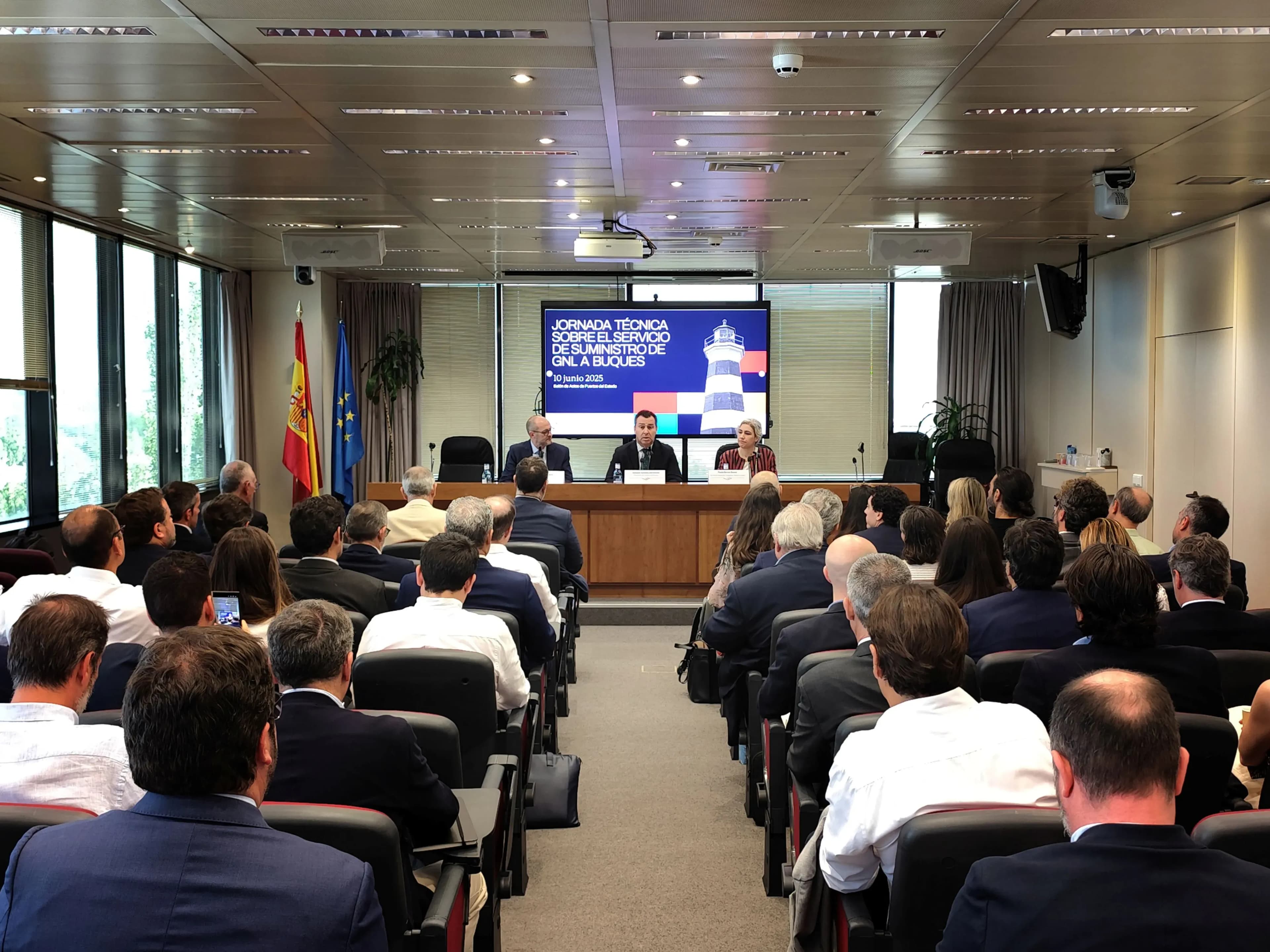 Puertos del Estado define una hoja de ruta para mejorar la eficiencia del suministro de GNL en los puertos españoles