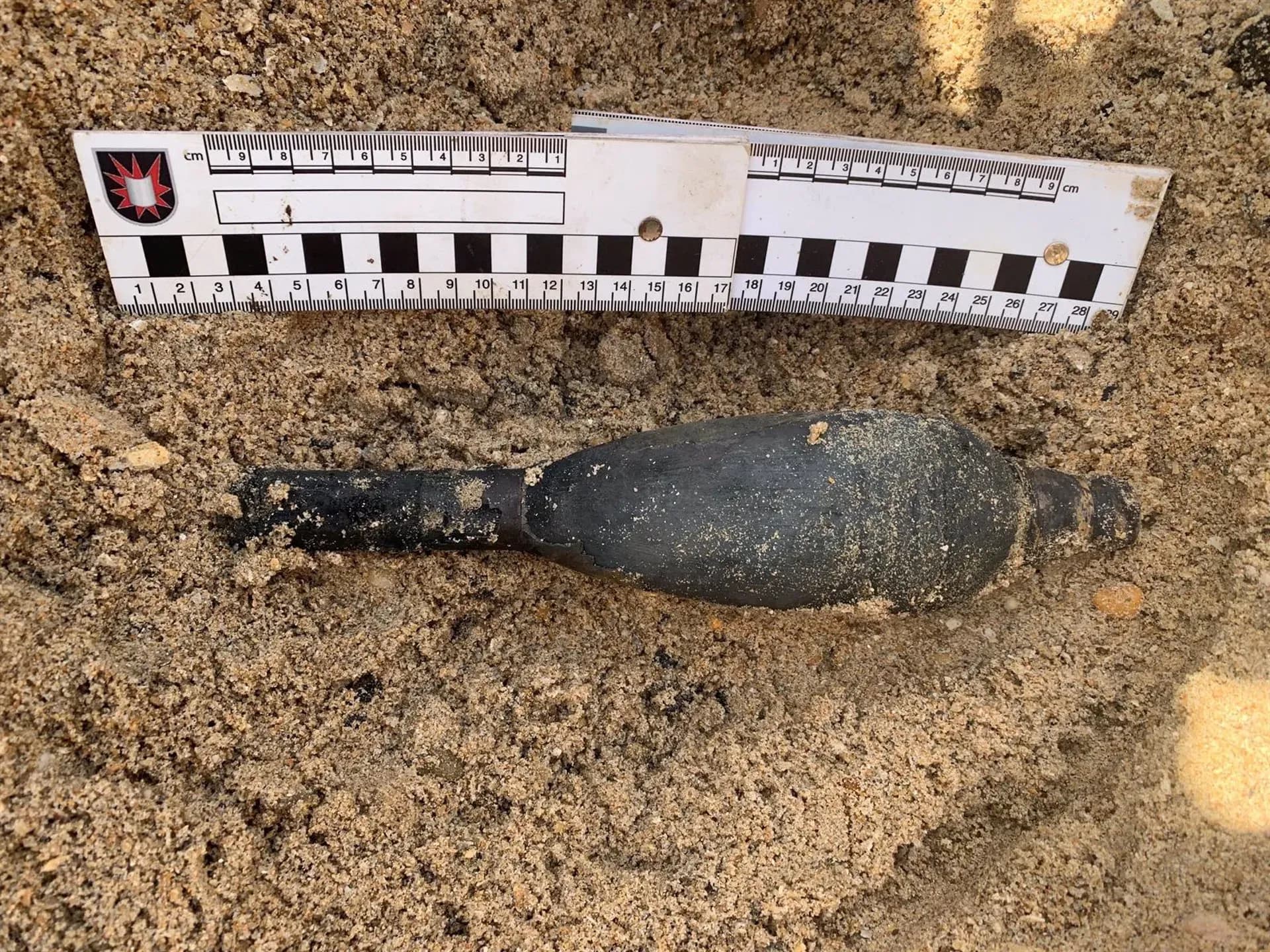 Neutralizada una granada de mortero activa en la playa de Camposoto por la Unidad de Buceo de Cádiz