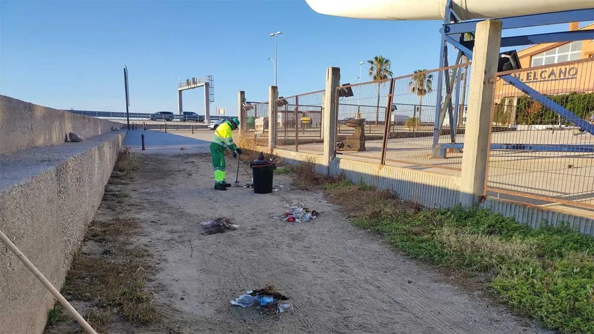 La Autoridad Portuaria de la Bahía de Cádiz retira 1,7 toneladas de residuos en una campaña de limpieza de espigones