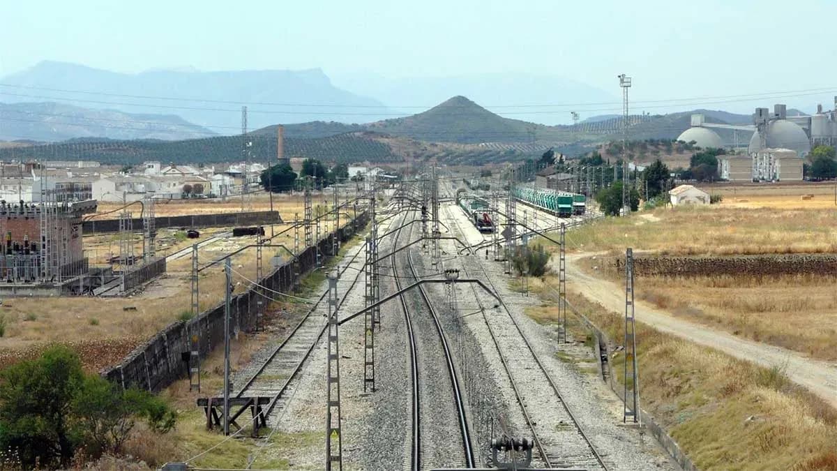 Adif licita los cerramientos de seguridad en las líneas Córdoba-Sevilla y Bobadilla-Algeciras