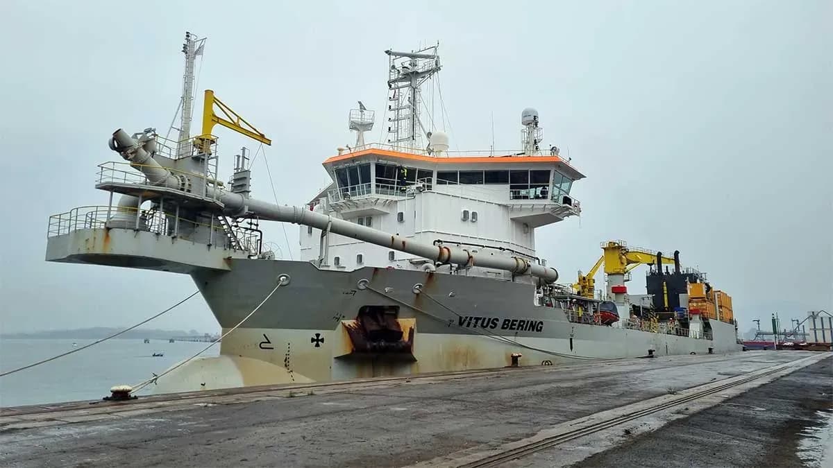 El Puerto de Santander ejecuta un nuevo dragado de mantenimiento en el canal de navegación de la Bahía