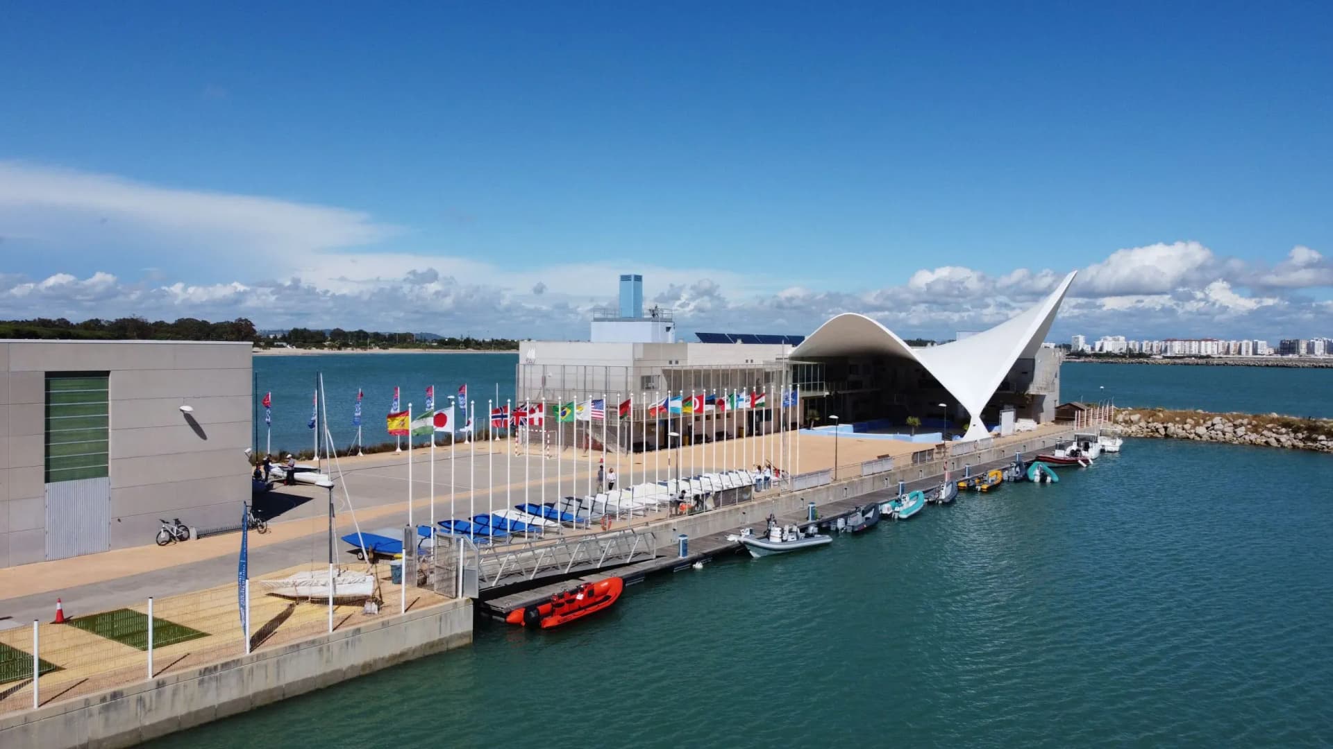 La vela andaluza celebra sus éxitos con una gala y campeonato en la Bahía de Cádiz