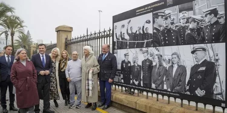 La verja del muelle del puerto de Cádiz acoge la exposición «Memorias de un fotógrafo»