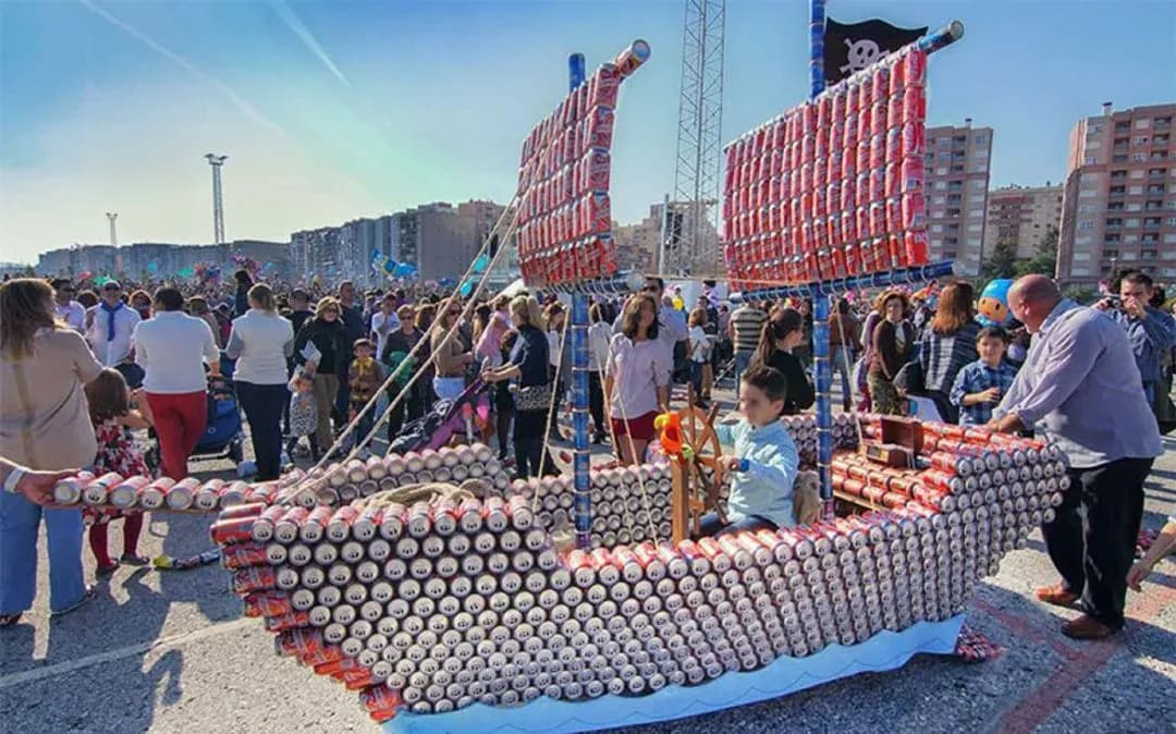 Los Reyes Magos desembarcan en el puerto de Algeciras tras el tradicional «Arrastre de Latas»
