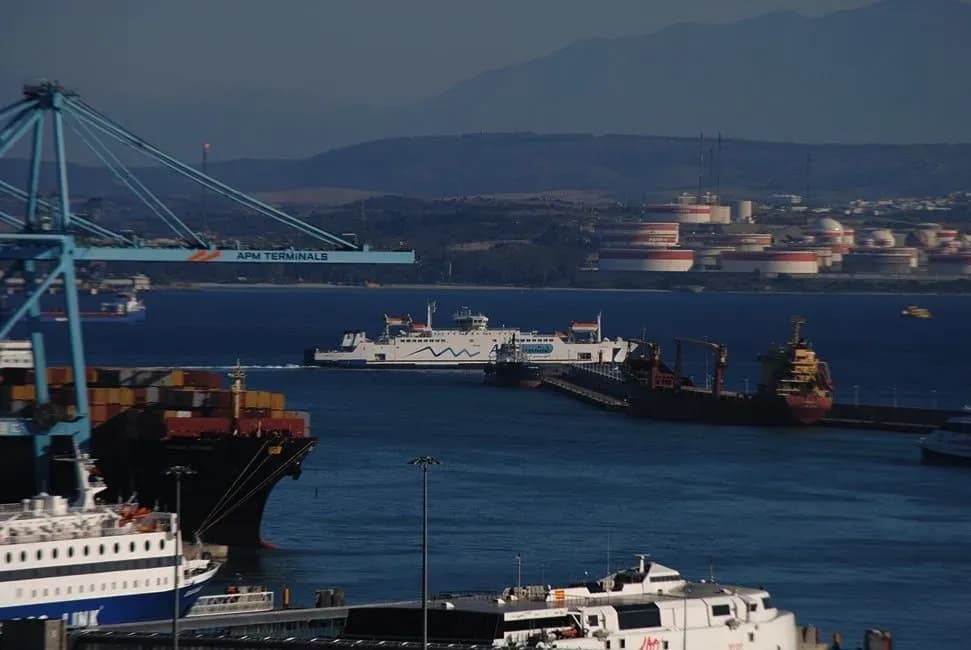 La SER analiza el futuro del puerto de Algeciras y la industria de la Bahía