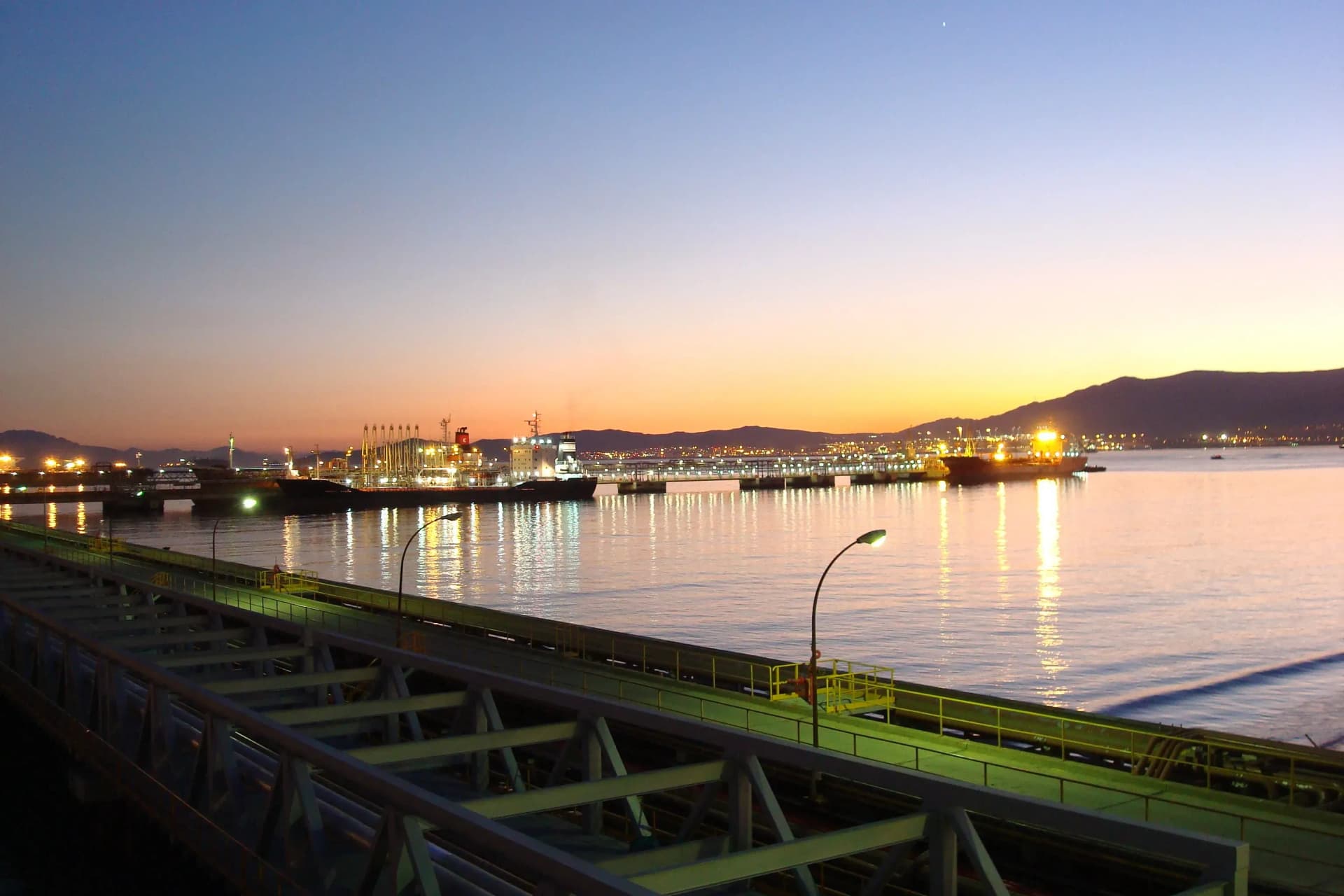 Cepsa certifica sus buenas prácticas ambientales en su terminal marítima