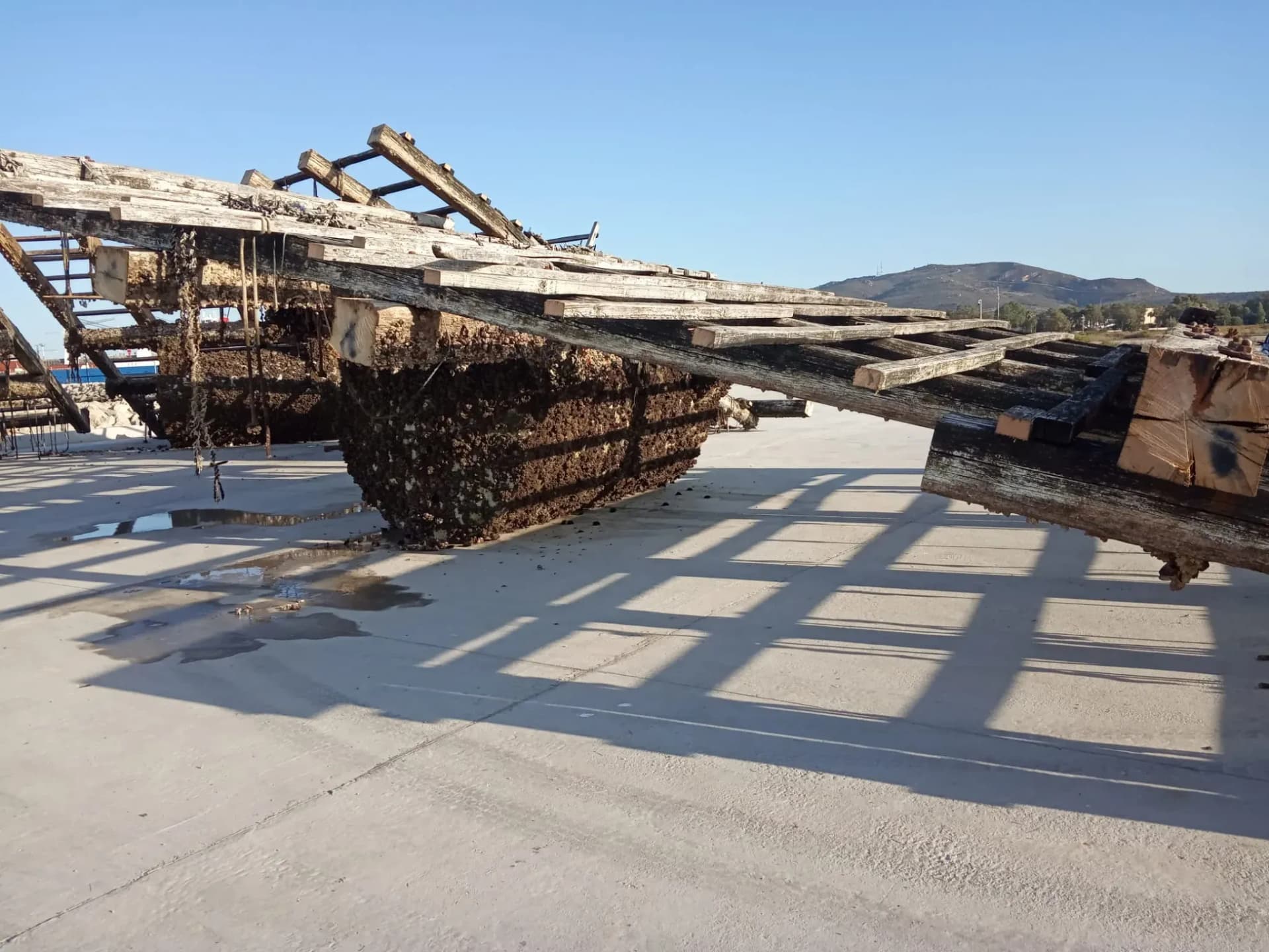 La Ensenada de Getares liberada de los restos de las bateas de las mejilloneras