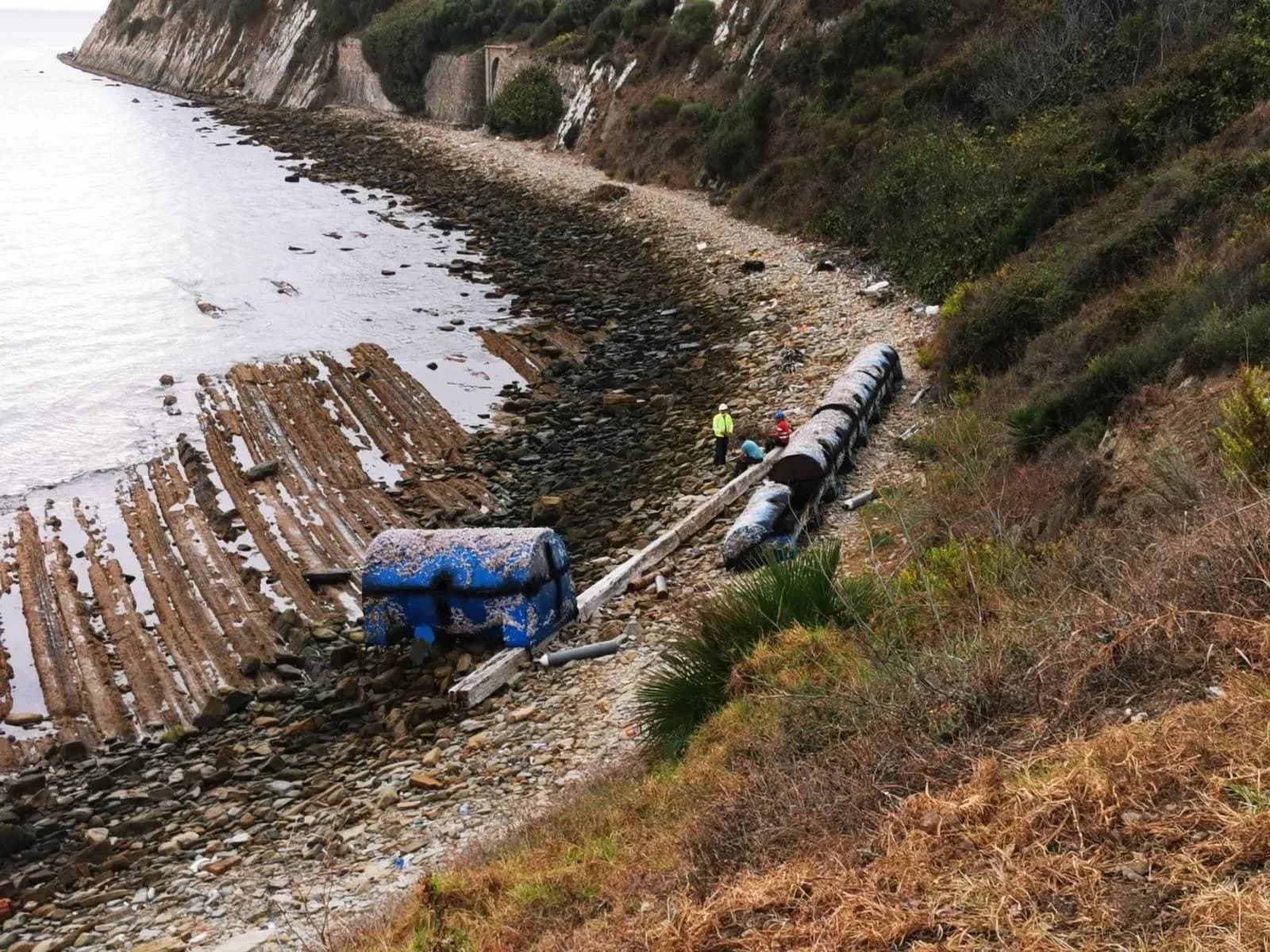 La APBA continúa retirando las bateas de las mejilloneras abandonadas en la costa de Algeciras