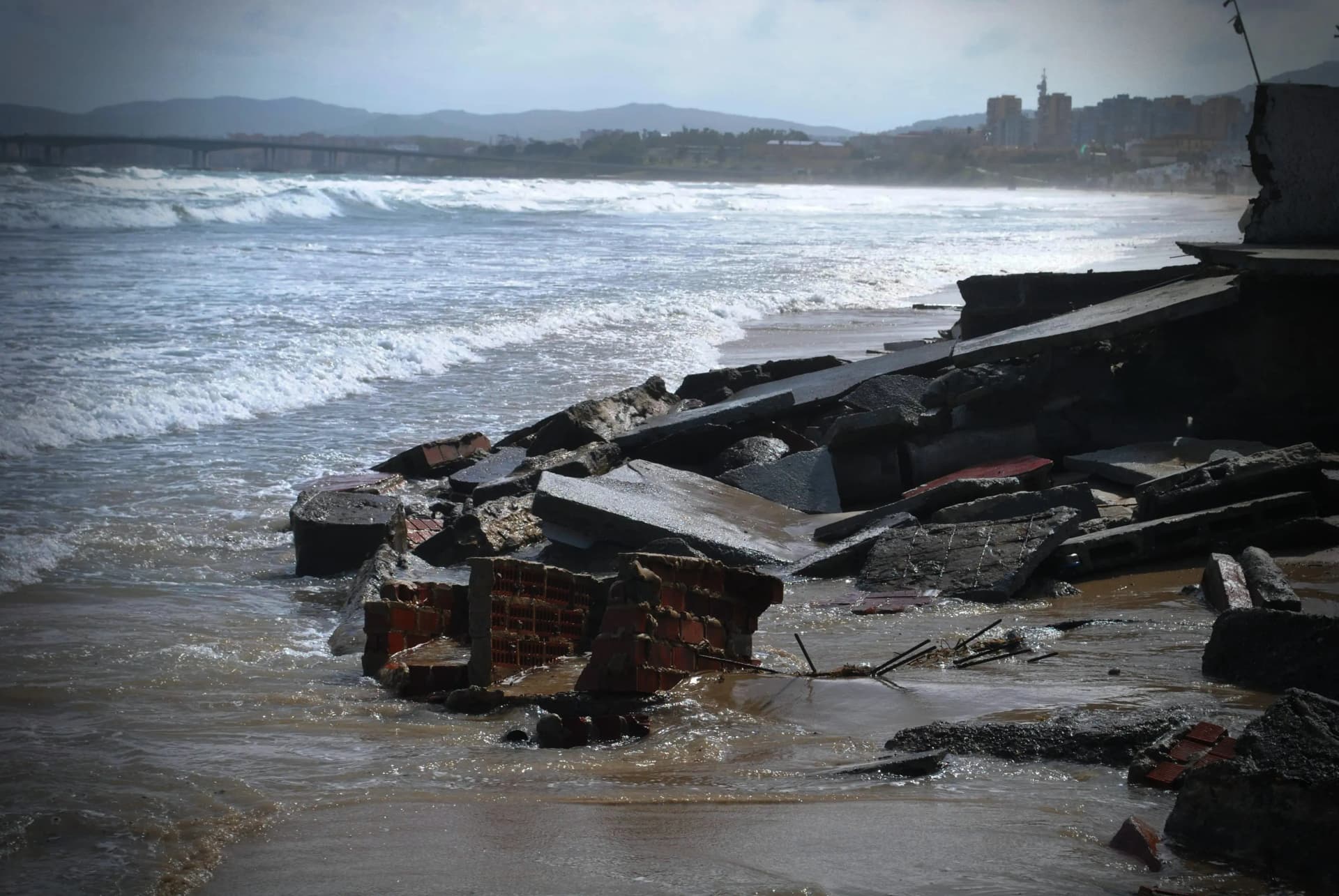 Landaluce propone “trabajar en un ambiente de consenso” para tratar de solucionar los históricos problemas de la playa de El Rinconcillo