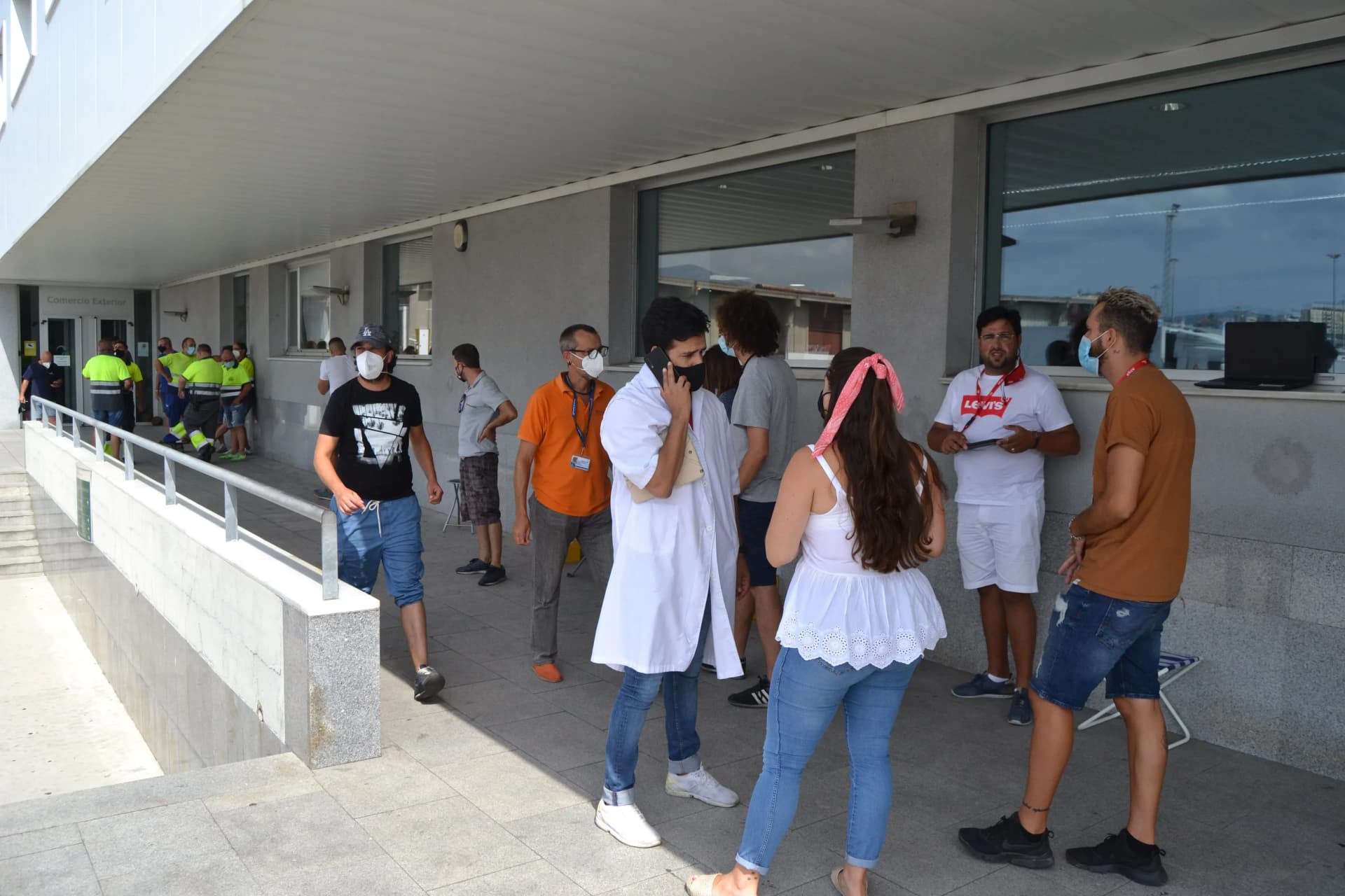 Medio centenar de trabajadores secundan un paro a las puertas del PIF