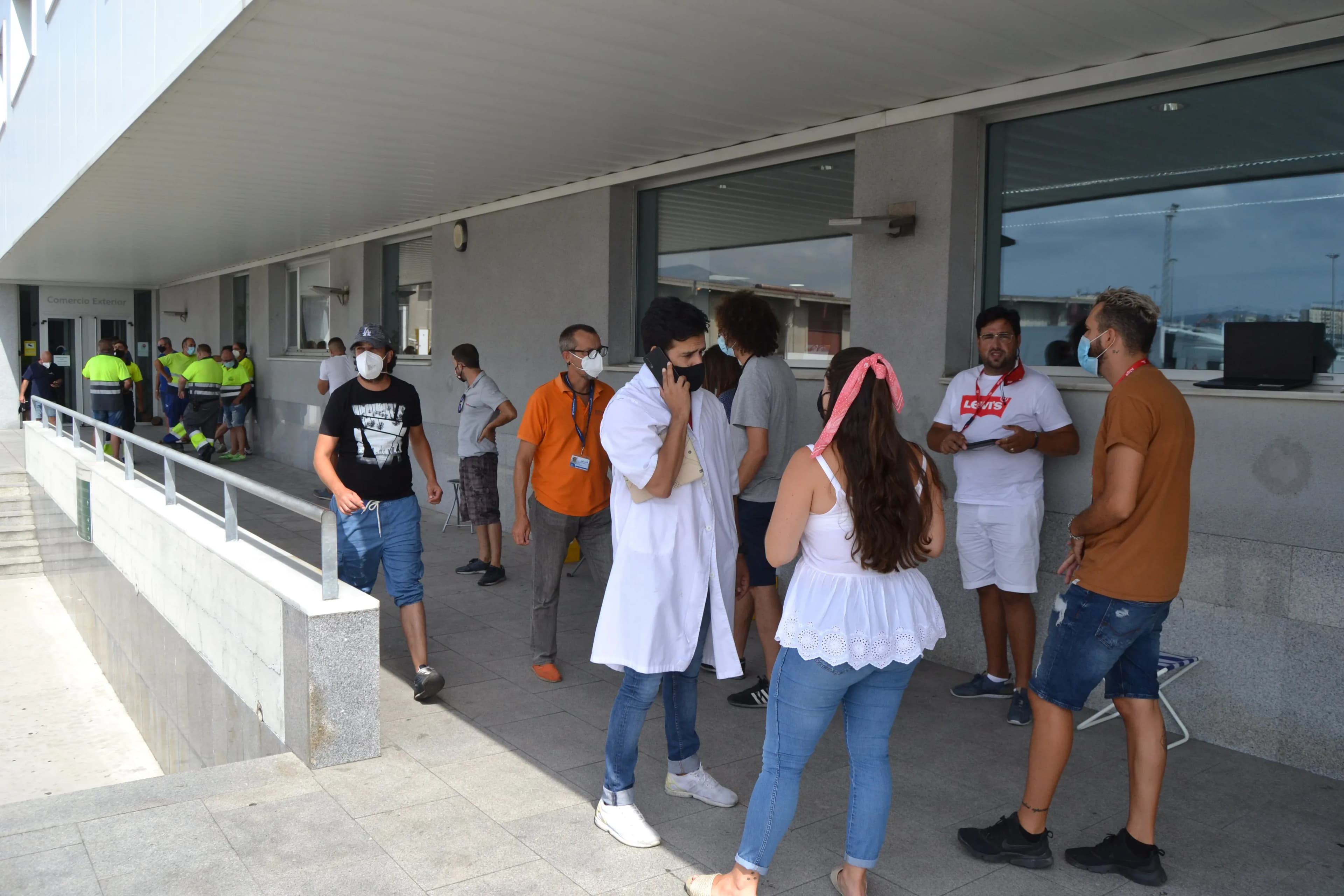 Medio centenar de trabajadores secundan un paro a las puertas del PIF