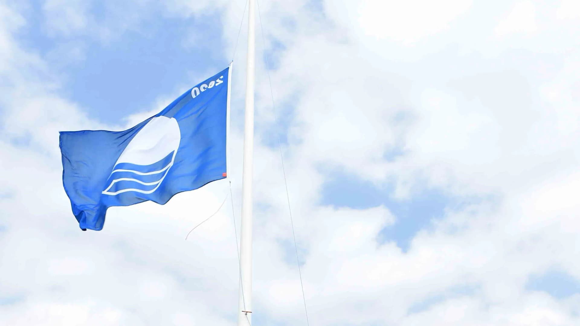 El Ayuntamiento de Algeciras iza la Bandera Azul en la playa de Getares