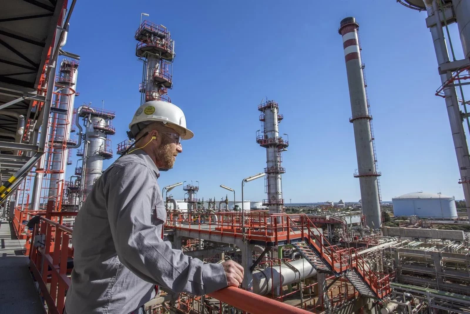 Cepsa destina 845.000 euros para poner analizadores de la calidad del aire por duplicado en sus chimeneas
