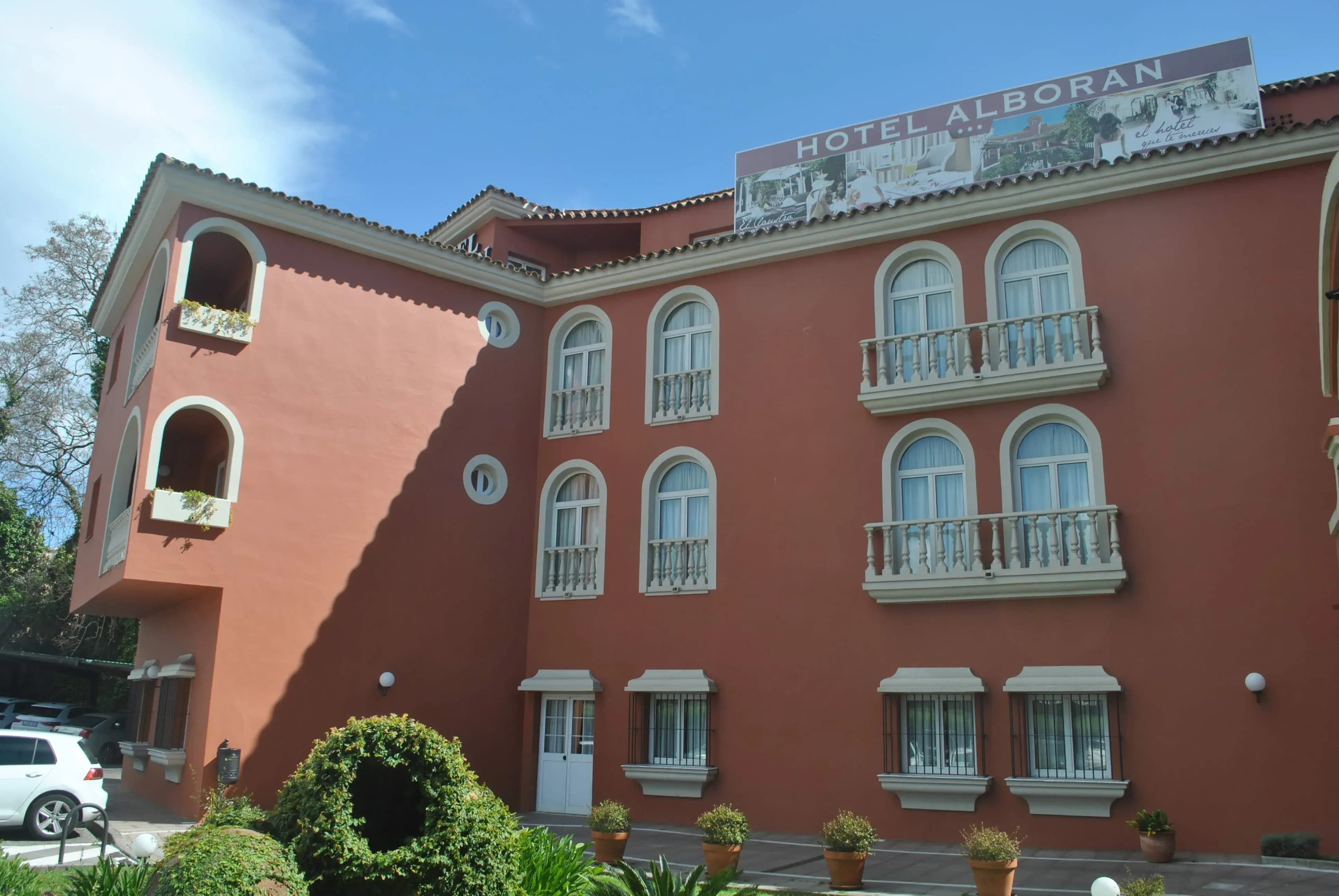 La actividad portuaria actúa como `red´ ante la caída de la ocupación hotelera