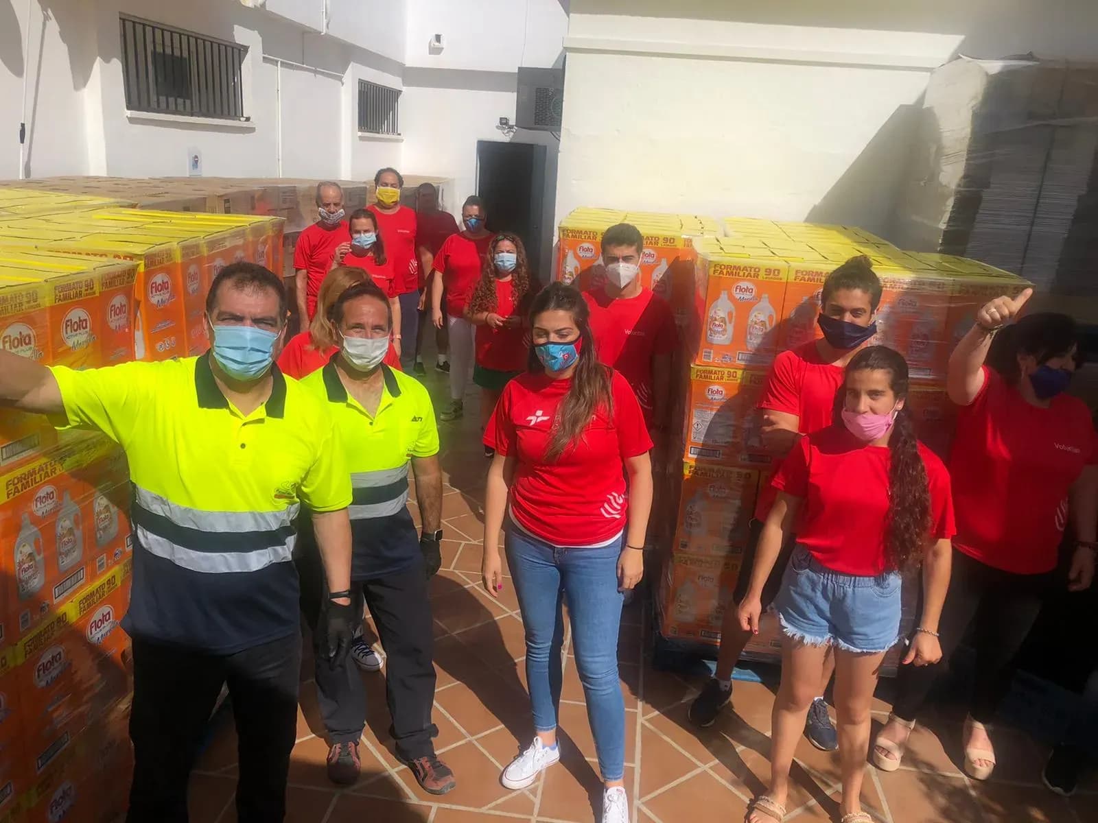 Las fundaciones Persán y Cepsa distribuyen una segunda entrega de detergente en el Campo de Gibraltar