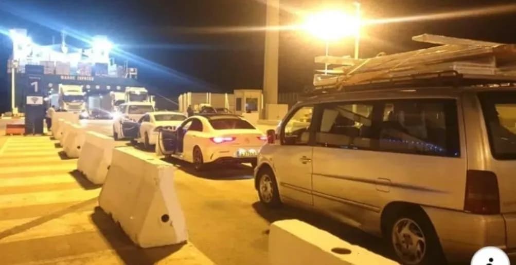 Trasladan en barco hasta Gibraltar a 82 ciudadanos británicos