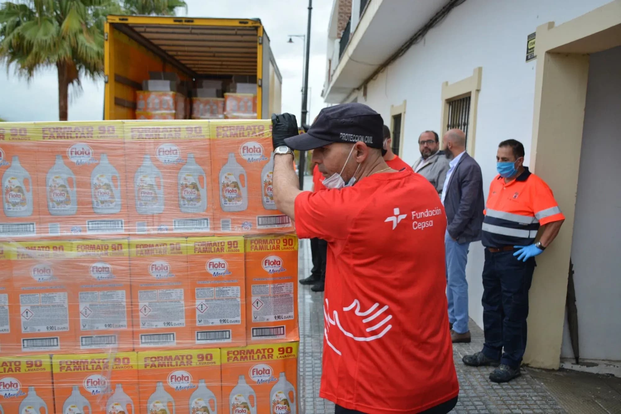 Las fundaciones Cepsa y Persán donan 18 toneladas de productos de limpieza al Programa de Garantía Alimentaria