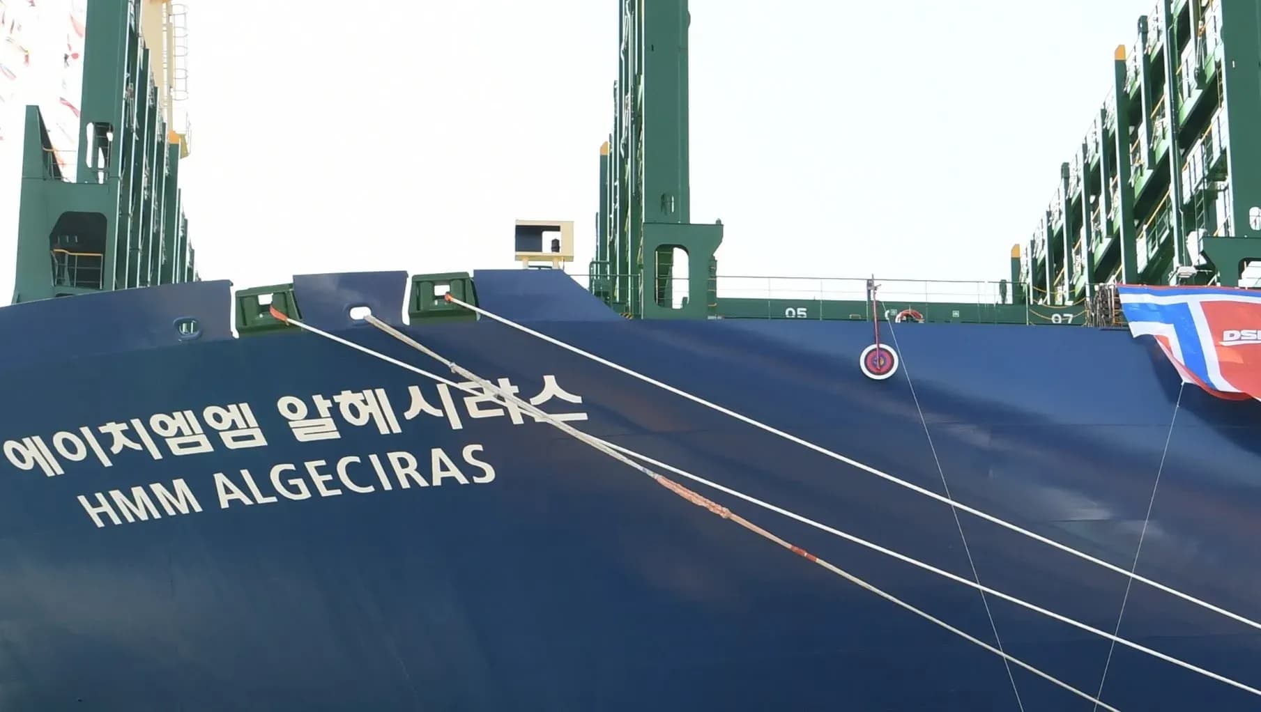 Landaluce agradece “el gesto de bautizar» el portacontenedores más grande el mundo con el nombre de Algeciras
