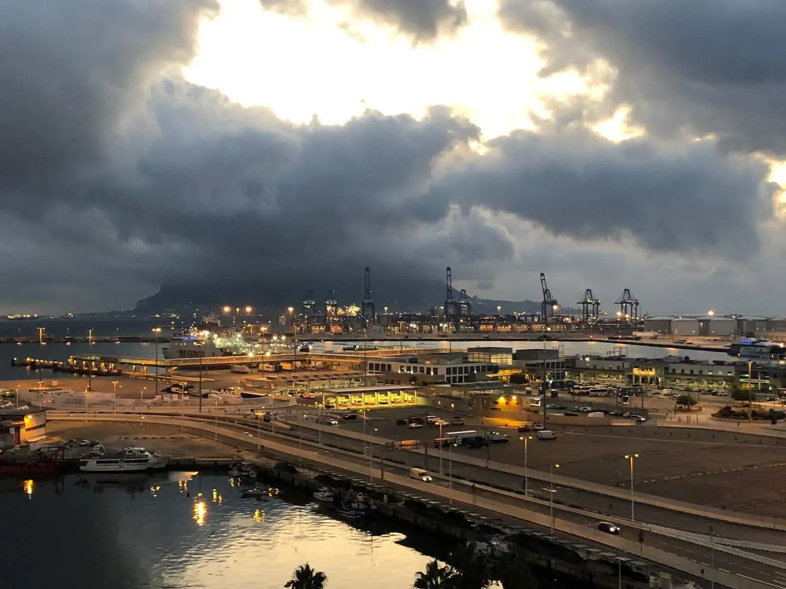 Empresas del puerto de Algeciras denuncian la existencia de un mercado negro con la venta de material de prevención