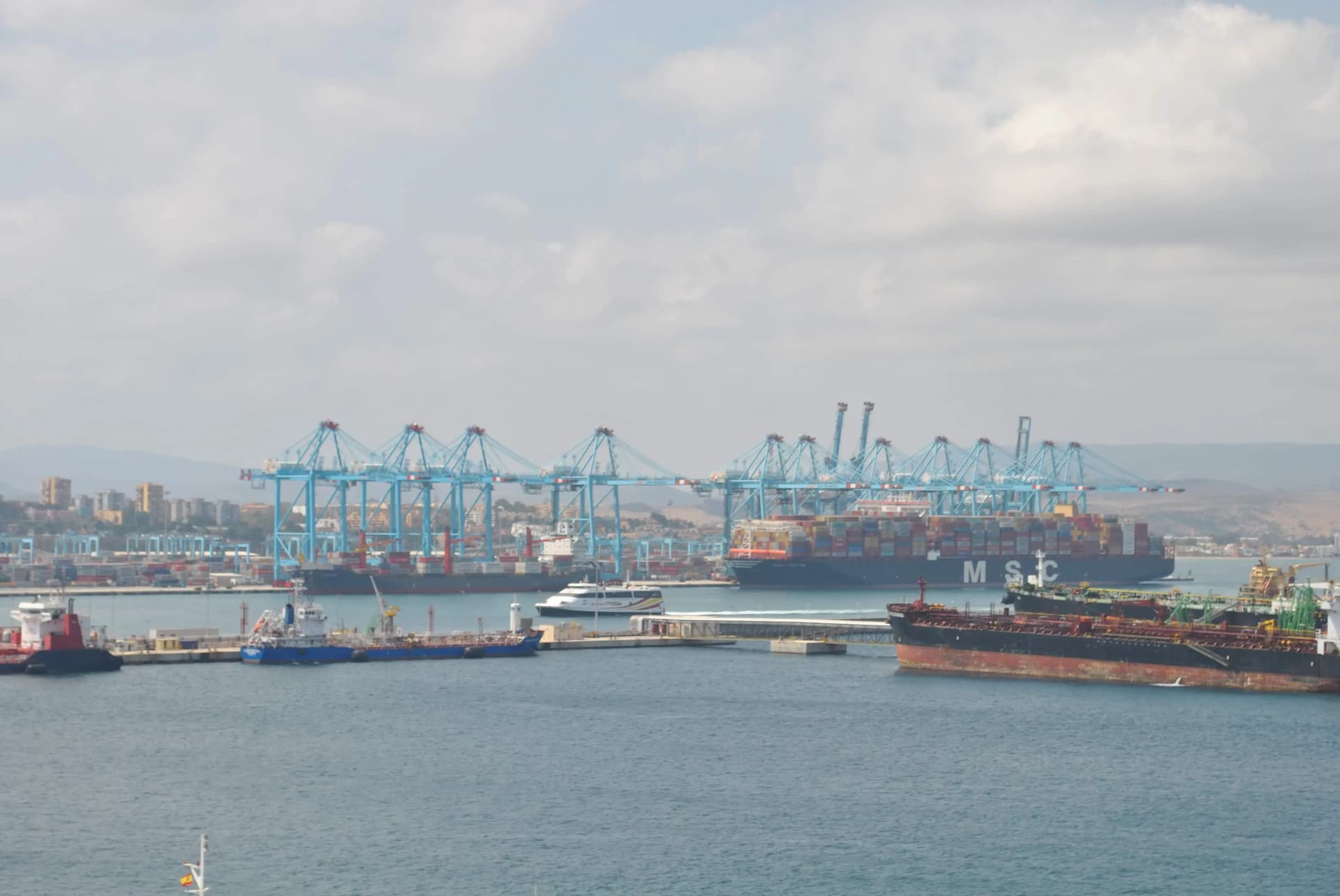 El puerto de Algeciras sigue operativo y contribuye al funcionamiento de la cadena de suministro del país